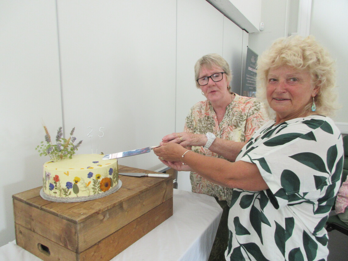 Tina & Avril cutting the cake